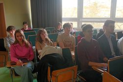 Studenci - słuchacze siedzący w sali wykładowej.