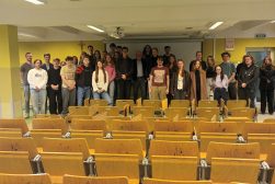 Prof. Zbigniew Lewicki stojący po środku. Wokół niego studenci słuchacze jego gościnnego wykładu.