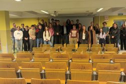 Prof. Zbigniew Lewicki stojący po środku. Wokół niego studenci słuchacze jego gościnnego wykładu.