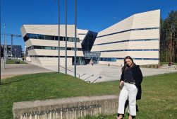 Dr Magdalena Maksymiuk pozuje do zdjęcia przed biblioteką Uniwersytetu Wileńskiego