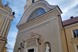 Na zdjęciu przedstawiono fasadę budynku Wydziału Prawa Uniwersytetu Wileńskiego