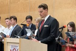 Churzyści śpiewają pieśni patriotyczne w sali Wydziału Prawa i Administracji UKSW.