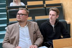 Publiczność śpiewa pieśni patriotyczne w sali Wydziału Prawa i Administracji UKSW.