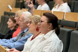 Pracownicy Dziekanatów WPiA UKSW śpiewają pieśni patriotyczne, w sali Wydziału Prawa i Administracji UKSW.