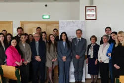 Uczestnicy - konferencji naukowej „Dziedzictwo Alfreda Ohanowicza”, wspólnie pozujący do zdjęcia w sali wykładowej.