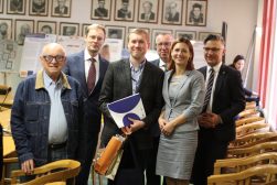 prof. Martyna Wilbrandt-Gotowicz wraz Uczestnikami spotkania naukowego pozują do wspólnego zdjęcia w sali konferencyjnej.
