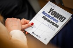 Uczestniczka trzyma program konferencji „Young Researchers’ Monographs”, która odbywa się 3 lipca 2026 r. w Warszawie i dotyczy europejskich wartości prawnych