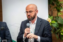 Dr Mateusz Tchorzewski mówi do mikrofonu podczas panelu dyskusyjnego
