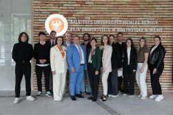 Grupa studentów i pracowników pozuje przed siedzibą Filii Uniwersytetu w Białymstoku w Wilnie